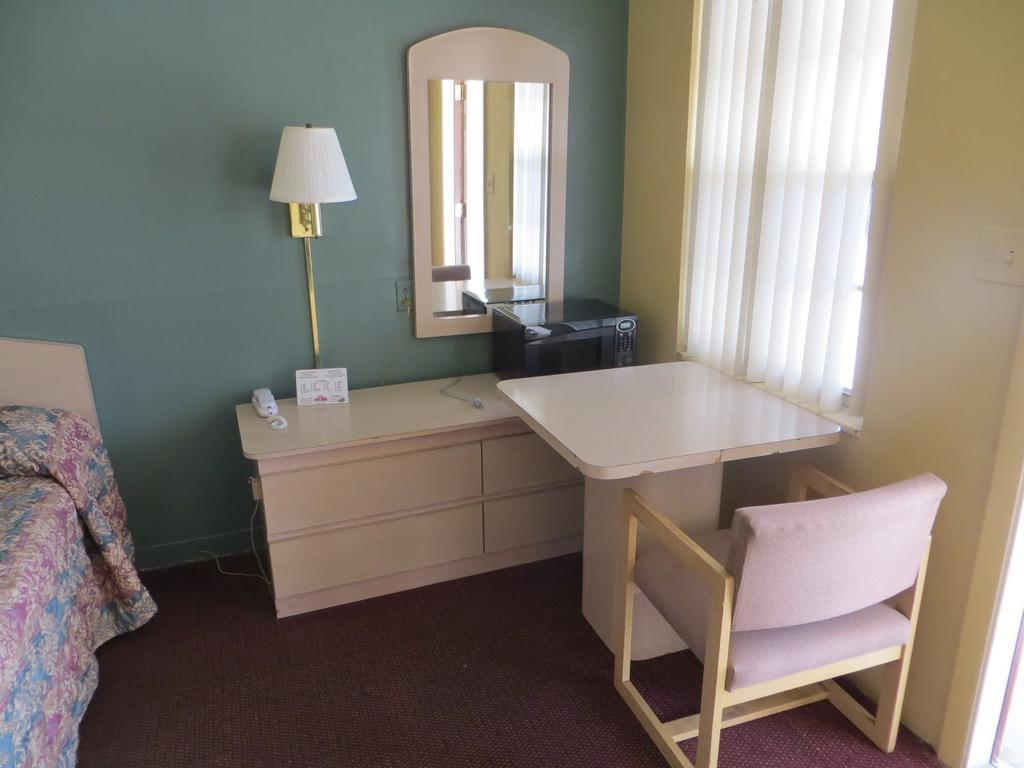 Travelers Inn Okeechobee Pokoj fotografie